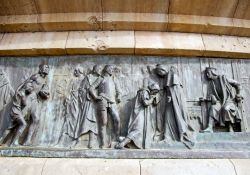 Un particolare del monumento del Mirador de Colom a Barcellona. La colonna e la staua del navigatore genovese si devono a Antoni Fages I Ferrer che finanziò  gli elevati costi del ...