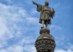La statua di Cristoforo Colombo a Barcellona: siamo al Mirador de Colon. Alta 60 metri compresa la colonna, si tratta di uno dei punti panoramici più belli della capitale della Catalogna ...
