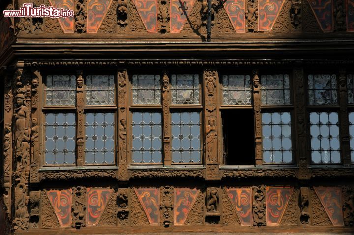 Immagine Questo palazzo nel centro di Strasburgo venne edificato grazie ai soldi di Martin Braun, un ricco commerciante di formaggi, che volle questo magnifico palazzo sulla piazza della Cattedrale. Il nome Kammerzell è invece più recente, e deriva dal cognome del propretario che l'acquistò nel 19° secolo, un commerciante di tessuti - © Pack-Shot / Shutterstock.com