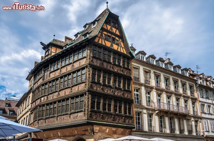 Immagine Posizionata nel cuore della città, in Place de la Cathédrale, la Maison Kammerzell è uno degli edifici storici più belli di Francia. Si tratta di un palazzo con i muri a graticcio, eretto nel 15° secolo - © Sergey Kelin / Shutterstock.com