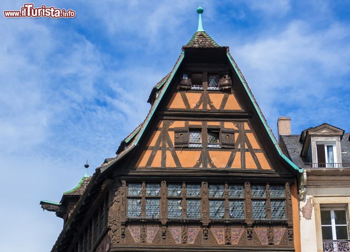 Immagine Oltre che un interno ricco di affreschi e delizie architettoniche della Francia del '500, Maison Kammerzell è anche un ottimo ristorante alsaziano, che offre anche possibilità di pernotto. In fotografia la parte superiore dell'edificio - © Sergey Kelin / Shutterstock.com