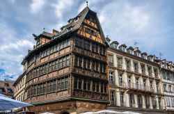 Posizionata nel cuore della città, in Place de la Cathédrale, la Maison Kammerzell è uno degli edifici storici più belli di Francia. Si tratta di un palazzo con i ...