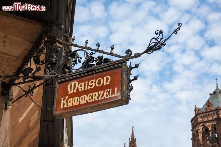 Immagine Oltre ad essere uno dei Patrimoni Unesco della città di Strasburgo la Maison Kammerzell (Kammerzellhaus) ospita un rinomato albergo e ristorante, a due passi dal Duomo cittadino - © Sergey Kelin / Shutterstock.com