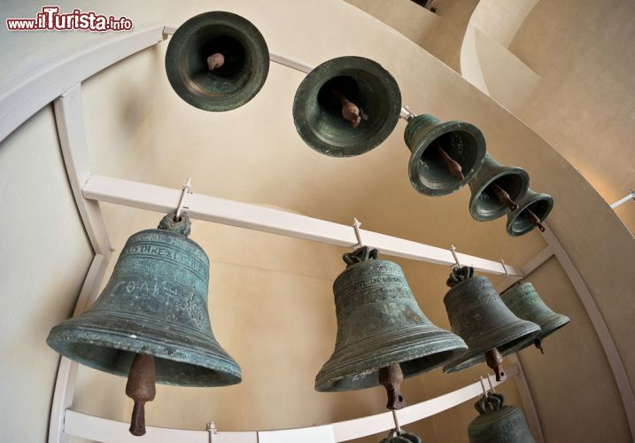 Immagine Batteria di campane nella torre campanaria della Cattedrale dei Santi Pietro e Paolo a San Pietroburgo, Russia - © Evgeny Prokofyev / Shutterstock.com