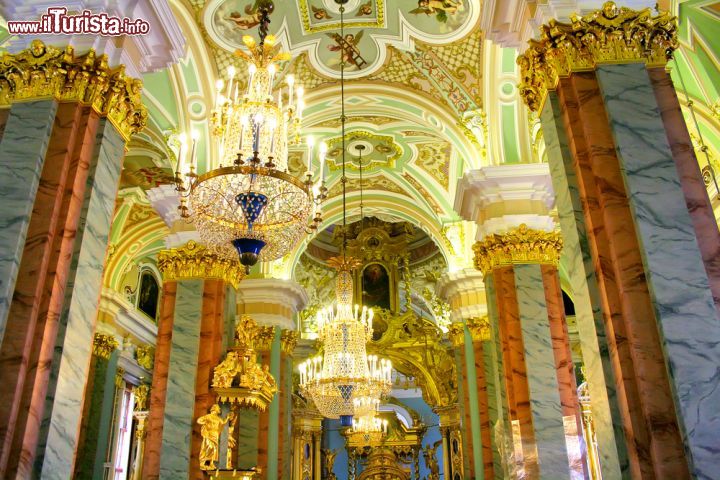Immagine Lo sfarzoso barocco petrino degli interni della Cattedrale dei Santi pietro e Paolo di San Pietroburgo. Si trova all'interno del complesso dell'omonima fortezza, la cittadella dell'ex capitale russa - © Art Konovalov / Shutterstock.com