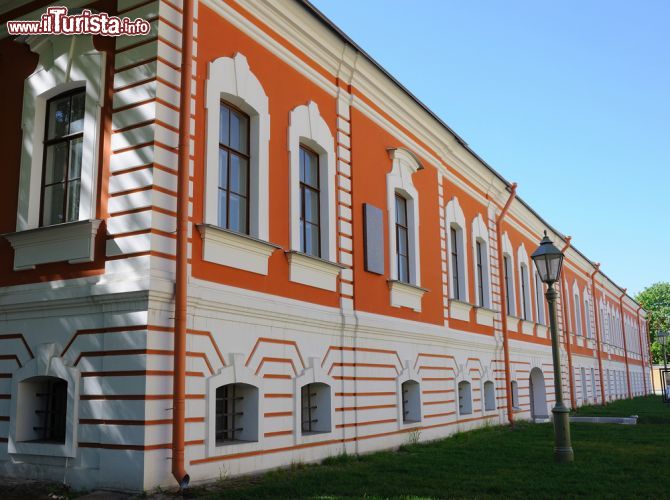 Immagine Un palazzo elegante all'interno del complesso architettonico della Fortezza di Pietro e Paolo a San Pietroburgo - © gracious_tiger / Shutterstock.com