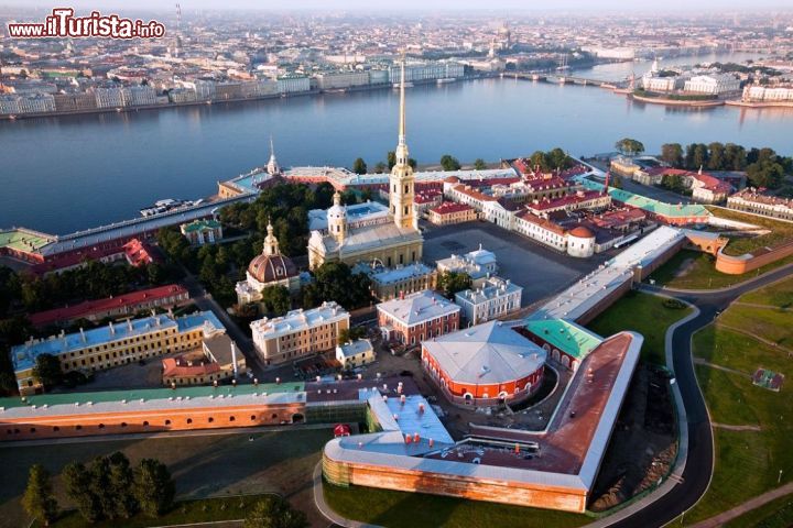 Immagine L'imponente Fortezza dei Santi Pietro e Paolo di fronte all'isola di Petrogradskaja a San Pietroburgo con tutti i suoi edifici più caratteristici visti dall'alto di un tour in elicottero