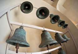 Batteria di campane nella torre campanaria della Cattedrale dei Santi Pietro e Paolo a San Pietroburgo, Russia - © Evgeny Prokofyev / Shutterstock.com