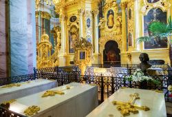 C'è anche la tomba di Pietro il Grande tra i nobili sepolcri esposti all'interno della Cattedrale dei Santi Pietro e Paolo di San Pietroburgo  - © FotograFFF / ...