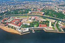 Solo dall'alto si apprezza la forma esagonale della cittadella di San Pietroburgo, la Fortezza di Pietro e Paolo voluta da Pietro il Grande, oggi importante attrazione turistica della Russia ...