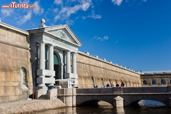 Immagine La porta Nevskij, una delle sei porte di accesso alla cittadella di San Pietroburgo. La fortezza possiede una forma esagonale, resa massaccia da imponenti bastioni - © Asaf Eliason / Shutterstock.com