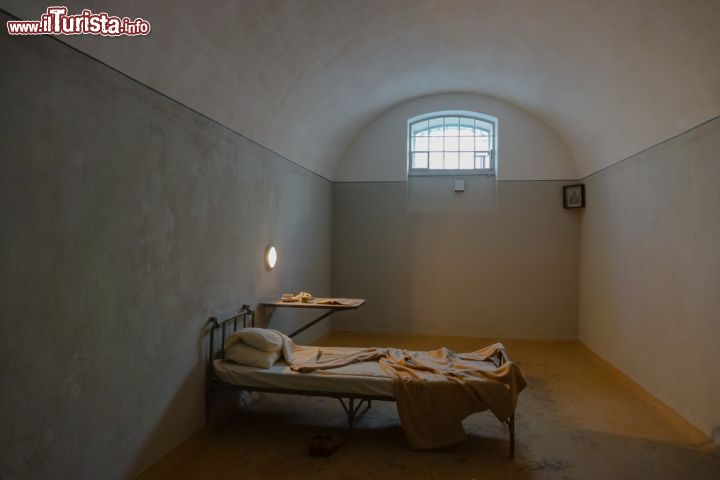 Immagine La cittadella di San Pietroburgo era famosa per le sue carceri, dove furono imprigionate personalità illustri, da Lenin a Dostoevski, da Trotsky ai famigliari dell'ultimo Zar di Russia. Chi visita le prigioni respira un'atmosfera ancora vivida di quegli anni così difficili per la Russia - © pashamba / Shutterstock.com