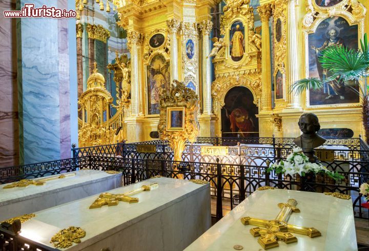 Immagine C'è anche la tomba di Pietro il Grande tra i nobili sepolcri esposti all'interno della Cattedrale dei Santi Pietro e Paolo di San Pietroburgo  - © FotograFFF / Shutterstock.com