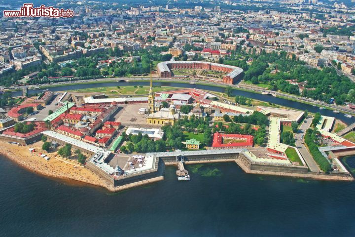 Immagine Solo dall'alto si apprezza la forma esagonale della cittadella di San Pietroburgo, la Fortezza di Pietro e Paolo voluta da Pietro il Grande, oggi importante attrazione turistica della Russia - © JetKat / Shutterstock.com