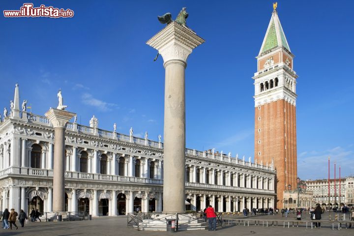 Immagine Le Colonne di San Marco e San Todaro abbelliscono Piazzetta San Marco: su di esse veglia la mole imponente del Campanile di San Marco - © irisphoto1 / Shutterstock.com