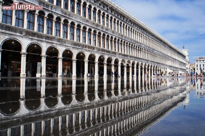 Immagine Le procuratie vecchie si estendono lungo il lato nord della Piazza San Marco, e sotto ai 50 portici e le 100 finestre, si trovano negozi alla moda e varie attività commerciali - © YMZK-Photo / Shutterstock.com