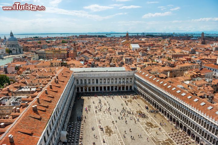 Immagine Dal Campanile di San Marco si gode la magnifica prospettiva di piazza San Marco e la sua forma trapeizodale del suo corpo principale, circondato dalle cosiddette Procuratie - © Pavel Vakhrushev / Shutterstock.com