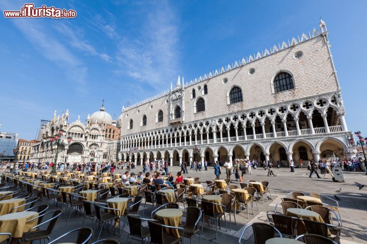 Immagine Tavoli a fianco del Palazzo Ducale in Piazza San Marco a Venezia - © Oscity/ Shutterstock.com