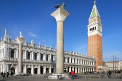 Le Colonne di San Marco e San Todaro abbelliscono Piazzetta San Marco: su di esse veglia la mole imponente del Campanile di San Marco - © irisphoto1 / Shutterstock.com 