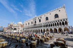 Tavoli a fianco del Palazzo Ducale in Piazza San Marco a Venezia - © Oscity/ Shutterstock.com 