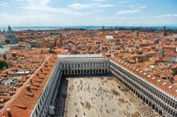 Dal Campanile di San Marco si gode la magnifica prospettiva di piazza San Marco e la sua forma trapeizodale del suo corpo principale, circondato dalle cosiddette Procuratie - © Pavel Vakhrushev ...