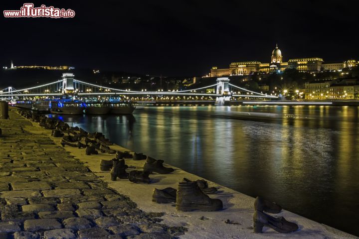 Immagine Anche di notte il monumento delle “scarpe sul lungo danubio” regala emozioni ai visitatori che si interrogano sulle barbarie della guerra e sulla tragedia dell'Olocausto degli ebrei in Ungheria, a Budapest - © bjonesphotography / Shutterstock.com