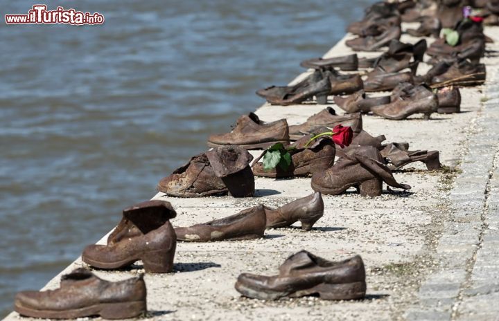 Immagine Le scarpe sul fiume Danubio rappresentano il momento della fuciliazione degli ebrei, che si verificavano di frequente negli ultimi mesi della seconda guerra mondiale. I miliziani delle Croci Frecciate ungheresi facevano togliere le scarpe ai condannati, prima di ucciderli e gettare i corpi nel grande fiume, un massacro che oggi puà essere ricordato grazie al monumento realizzato dallo scultore Gyula Pauer he ha messo in pratica una idea del regista Can Togay - © Philip Bird LRPS CPAGB / Shutterstock.com