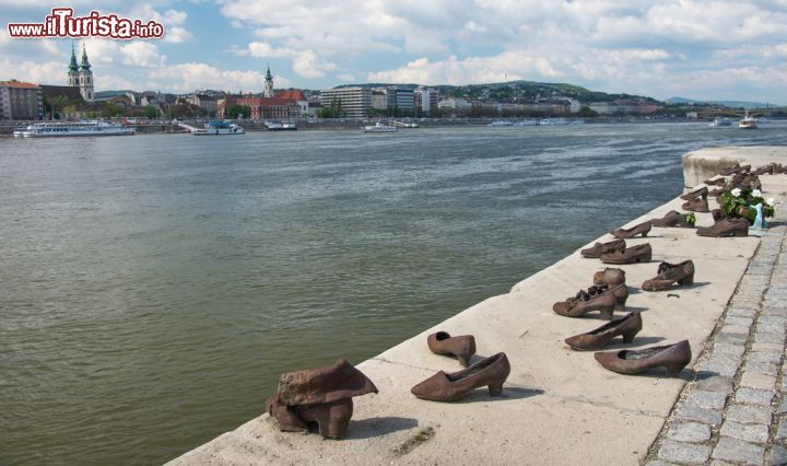 Immagine Il fiume Danubio a Budapest, e l'installazione del monumento con le scarpe di bronzo, opera del regista Can Togay e dello scultore Gyula Pauer, che hanno voluto ricordare il sacrificio degli ebrei fucilati  sulle rive del fiume durante la seconda guerra mondiale. L'opera si trova sulla riva di di Pest - © Asaf Eliason / Shutterstock.com