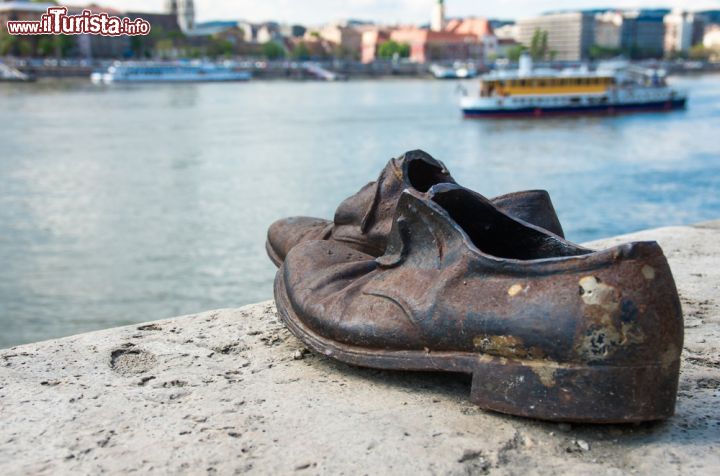 Immagine Un coppia di scarpe in metallo ricorda l'olocausto degli ebrei a Budapest: sono 60 le scarpe installate nel monumento “scarpe sul lungo danubio”, tante quanti gli anni trascorsi da quella tragedia al momento della sua inaugurazione. L'opera è sicuramente una delle attrazioni della città, e rappresenta uno dei momenti più toccanti ed emozionanti durante la visita della capitale dell'Ungheria - © Asaf Eliason / Shutterstock.com