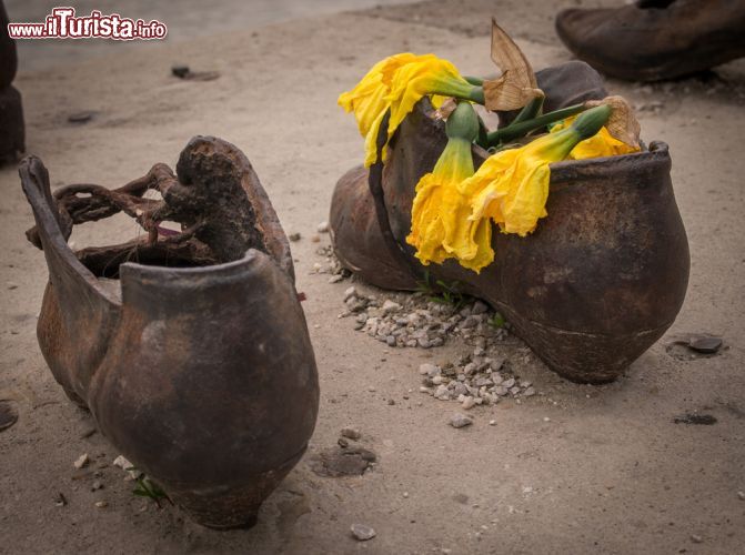 Immagine I visitatori del memoriale "Cipok a Duna-parton" spesso lasciano fiori o candele come segno della loro preghiera per le vittime dell'olocausto a Budapest - © mountaintreks / Shutterstock.com