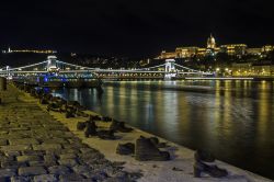 Anche di notte il monumento delle “scarpe sul lungo danubio” regala emozioni ai visitatori che si interrogano sulle barbarie della guerra e sulla tragedia dell'Olocausto degli ...