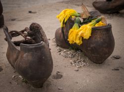 I visitatori del memoriale "Cipok a Duna-parton" spesso lasciano fiori o candele come segno della loro preghiera per le vittime dell'olocausto a Budapest - © mountaintreks ...