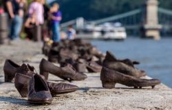 I turisti visitano il monumento all'olocausto a Budapest. Lungo il fiumeDanubio sono state installate 60 scarpe in metallo, che ricordano le vittime ebree che furono passate sulle armi dalle ...