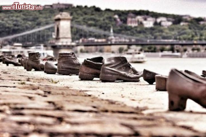 Immagine Le 60 scarpe della memoria. a ‪#‎Budapest‬ sulla riva del Danubio un'opera in bronzo per ricordare il massacro di cittadini ebrei compiuto dai miliziani del Partito delle Croci Frecciate durante la seconda guerra mondiale.