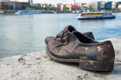 Un coppia di scarpe in metallo ricorda l'olocausto ...