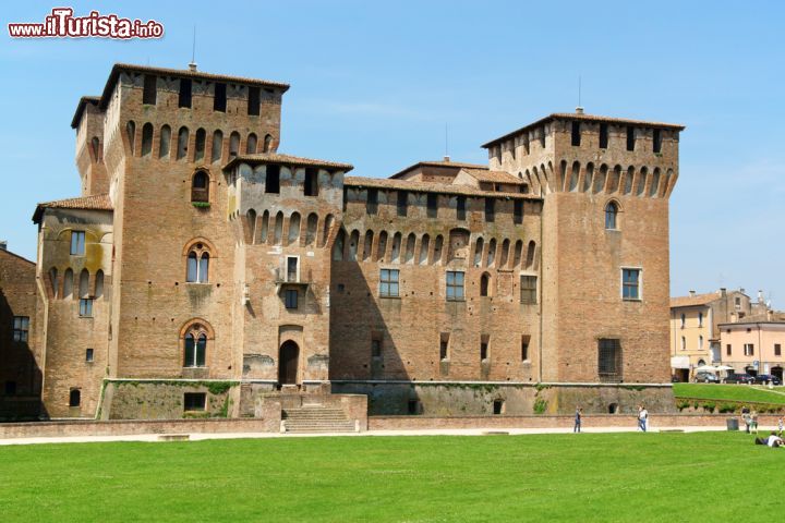 Immagine Progettato dal Bartolino da Novara, il Castello di Mantova, voluto dalla famiglia dei Gonzaga, venne completato all'inizio del 15° secolo e dedicato a San Giorgio - © 185854085 / Shutterstock.com