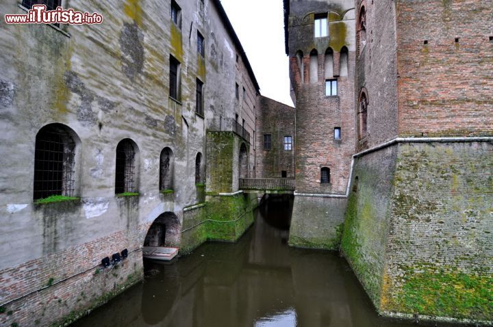 Immagine Il grande fossato del Castello di San Giorgio a Mantova: viene superato da tre porte e sistema di ponti levatoi. L'originale funzione difensiva fu modificata da Ludovico III di Gonzaga che lo modificò in elegante residenza