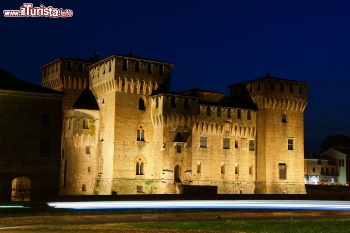 Immagine Il castello si trova in una collocazione suggestiva, circondato dai tre specchi d'acqua dei laghi Inferiore, di Mezzo e Superiore, ed alla sera viene illuminato in modo suggestivo- © 188973122 / Shutterstock.com