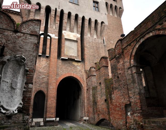 Immagine L'ingresso ovest del Castello di San Giorgio: vi si accede da Piazza Sordello e attraversando la bella piazza Castello che funge da raccordo architettonico tra il Palazzo Ducale e la Fortezza di Mantova