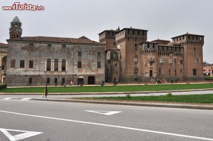 Immagine Il Palazzo Ducale e il Castello di San Giorgio fotografati dalle sponde del lago Inferiore di Mantova