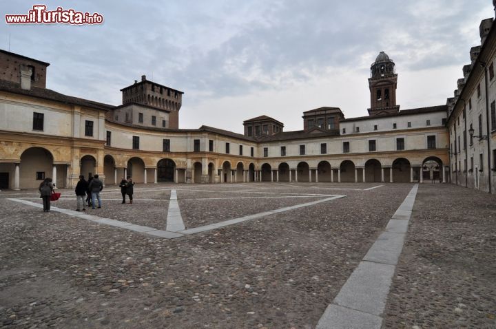 Immagine Piazza Castello si trova a fianco della fortezza di San Giorgio a Mantova, di cui si intravede nella foto un suo mastio, una delle 4 torri quadrangolari
