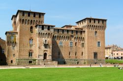 Progettato dal Bartolino da Novara, il Castello di Mantova, voluto dalla famiglia dei Gonzaga, venne completato all'inizio del 15° secolo e dedicato a San Giorgio - © 185854085 ...
