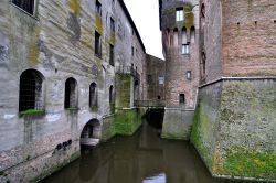 Il grande fossato del Castello di San Giorgio a Mantova: viene superato da tre porte e sistema di ponti levatoi. L'originale funzione difensiva fu modificata da Ludovico III di Gonzaga che ...
