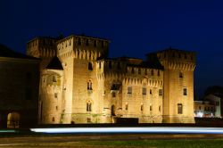 Il castello si trova in una collocazione suggestiva, circondato dai tre specchi d'acqua dei laghi Inferiore, di Mezzo e Superiore, ed alla sera viene illuminato in modo suggestivo- © ...