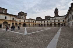 Piazza Castello si trova a fianco della fortezza di San Giorgio a Mantova, di cui si intravede nella foto un suo mastio, una delle 4 torri quadrangolari