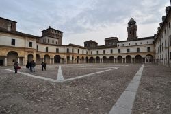 Piazza Castello si trova a fianco della fortezza ...