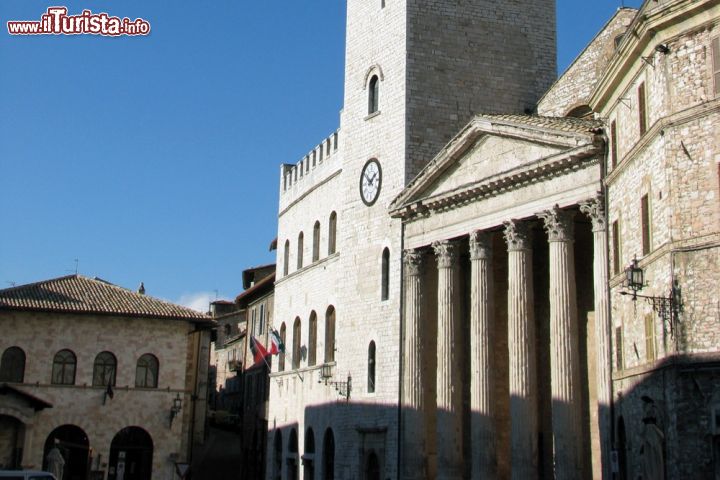 Immagine E' uno dei templi romani meglio conservati in Italia: il Tempio di Minerva si trova in Piazza del Comune ad Assisi - © Ken Durden / Shutterstock.com