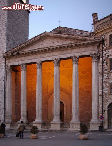 Immagine Uno dei motivi di interesse principale, durante una visita nella città di Assisi, è sicuramente rappresentato dalla chiesa di Santa maria sopra Minerva, in origine un tempio romano del primo secolo avanti cristo, ottimamente conservato (in foto l'esasistilio), e convertito a chiesa cristiana dal 12° secolo  - © Berthold Werner / wikipedia.org