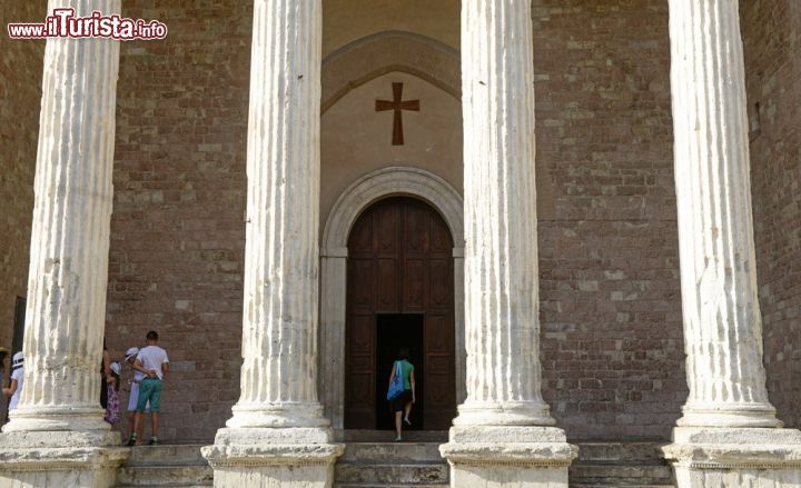 Immagine L'ingresso alla chiesa è preceduto dall'elegante esastilio, con 6 bianche colonne coronate da capitelli corinzi - © Paolo Bona / Shutterstock.com