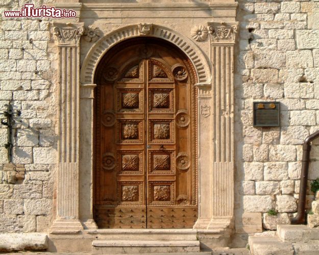 Immagine Porta in legno d'ingresso alla chiesa di Santa Maria sopra Minerva ad Assisi - © Iain Frazer / Shutterstock.com